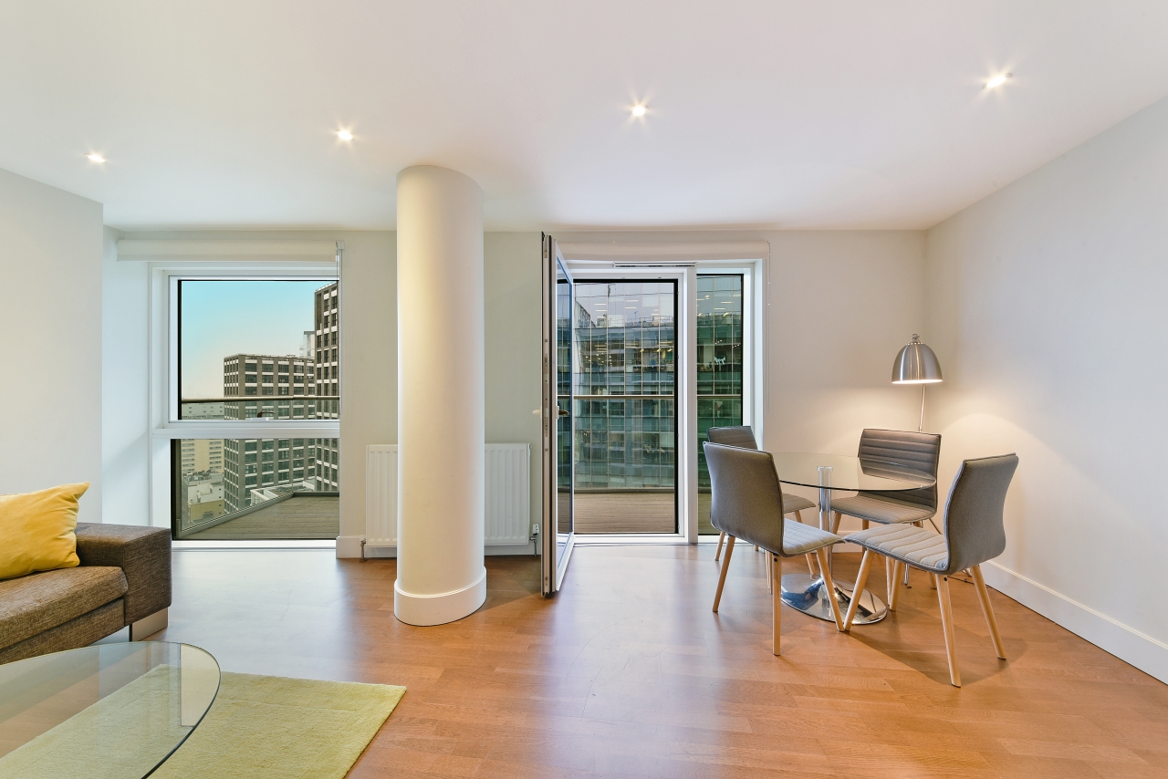 Whitechapel High Street, Aldgate, London, E1 - Chase Evans