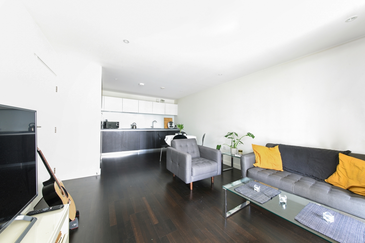 Pump House Crescent, Kew Bridge West, Brentford, London, TW8 - Chase Evans