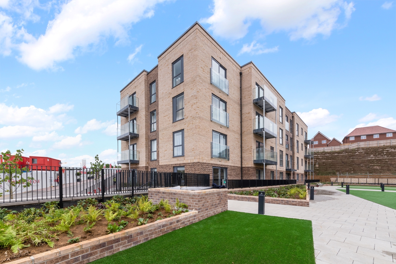 Stirling Drive, Luton, London, LU2 - Chase Evans
