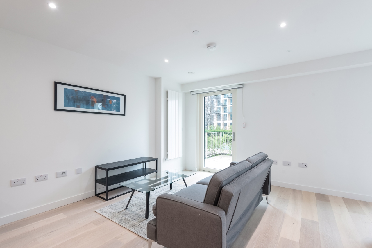 Royal Crest Avenue, Docklands, London, E16 - Chase Evans