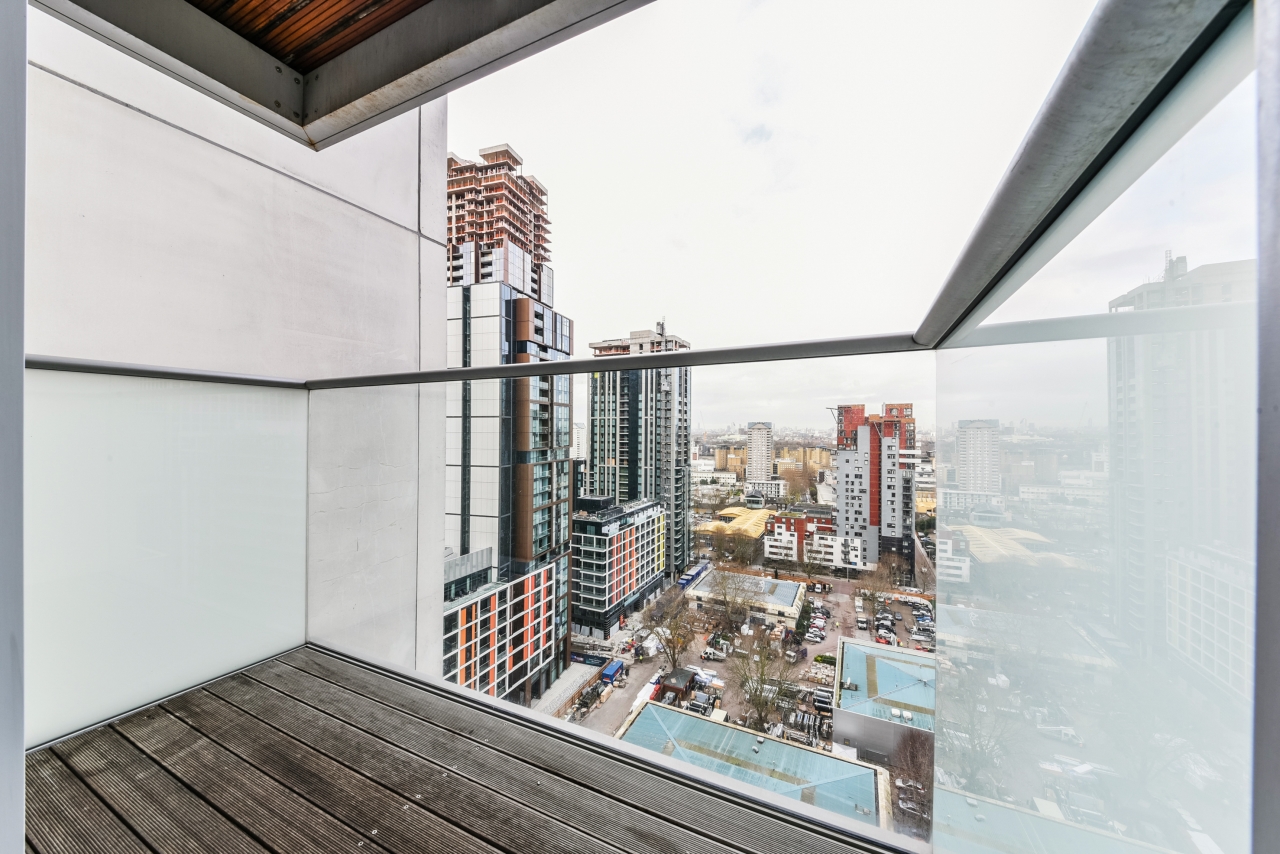 West Tower, 1 Pan Peninsula Square, Canary Wharf, London, E14 - Chase Evans