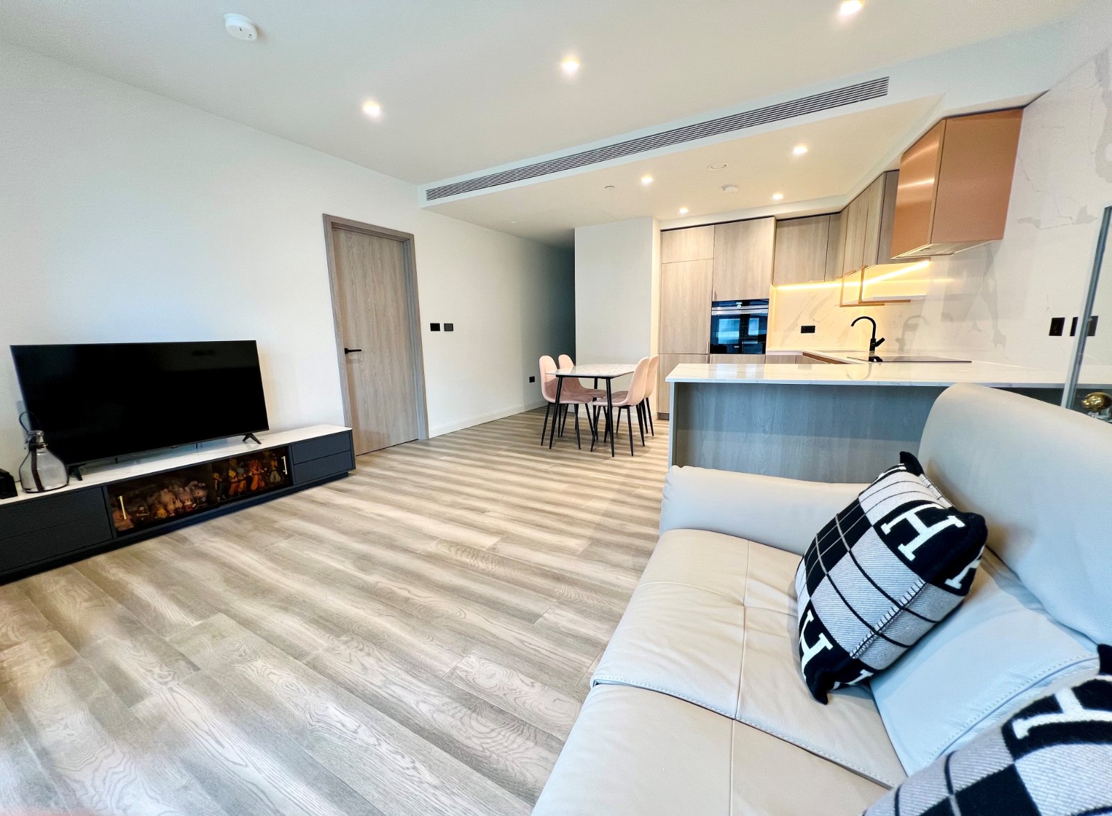 Aspen, Consort Place, Marsh Wall, Canary Wharf, London, E22 - Chase Evans