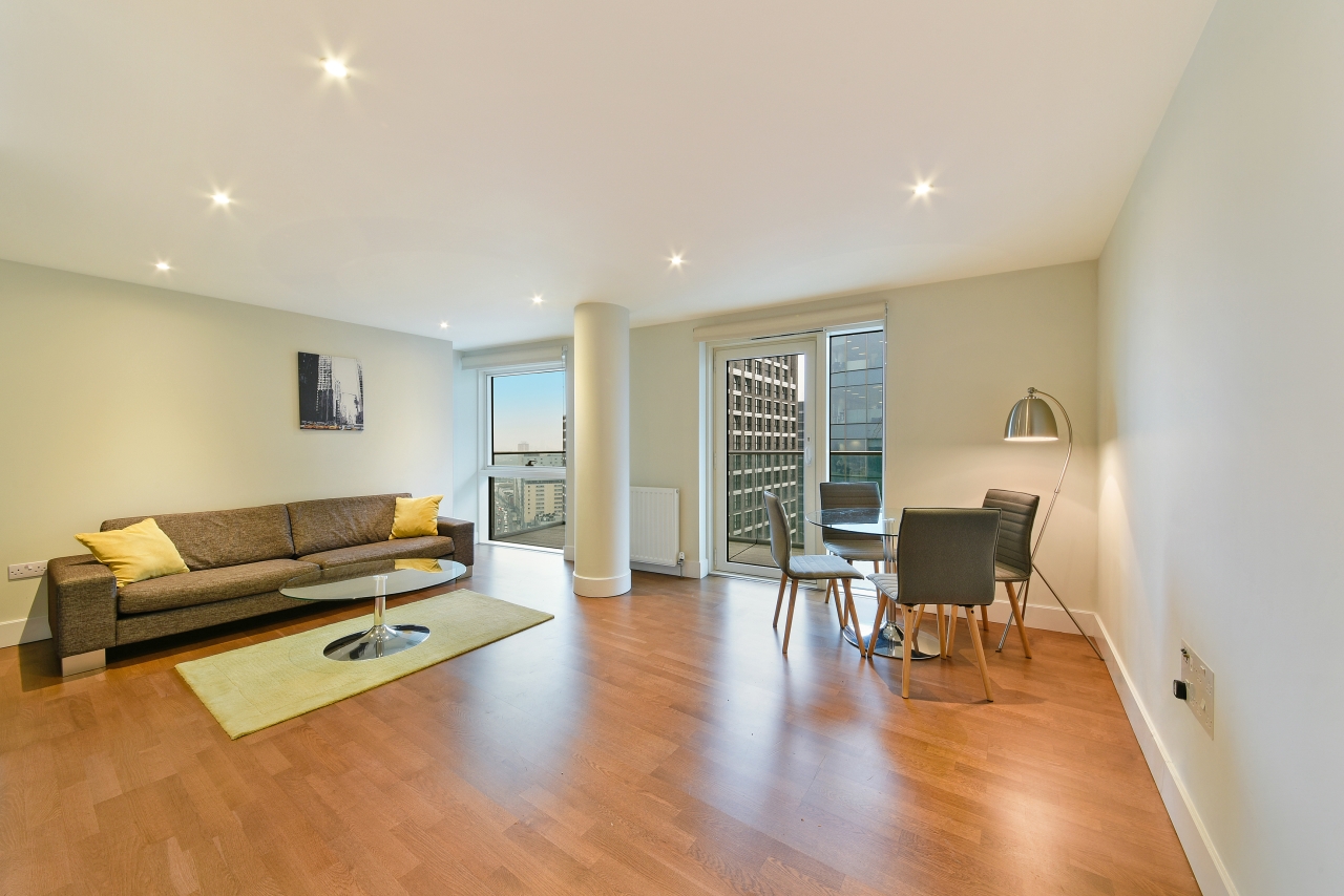 Whitechapel High Street, Aldgate, London, E1 - Chase Evans