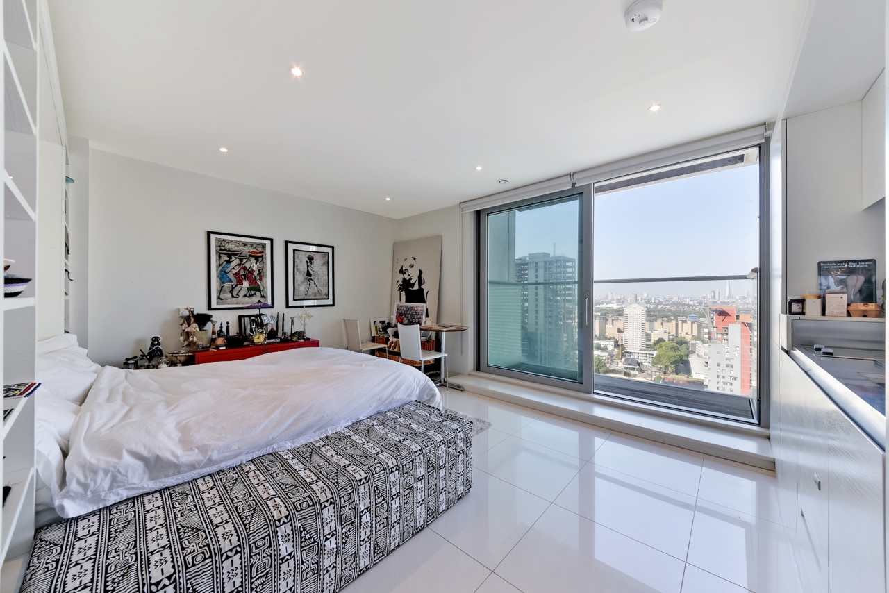 West Tower, 1 Pan Peninsula Square, Canary Wharf, London, E14 - Chase Evans