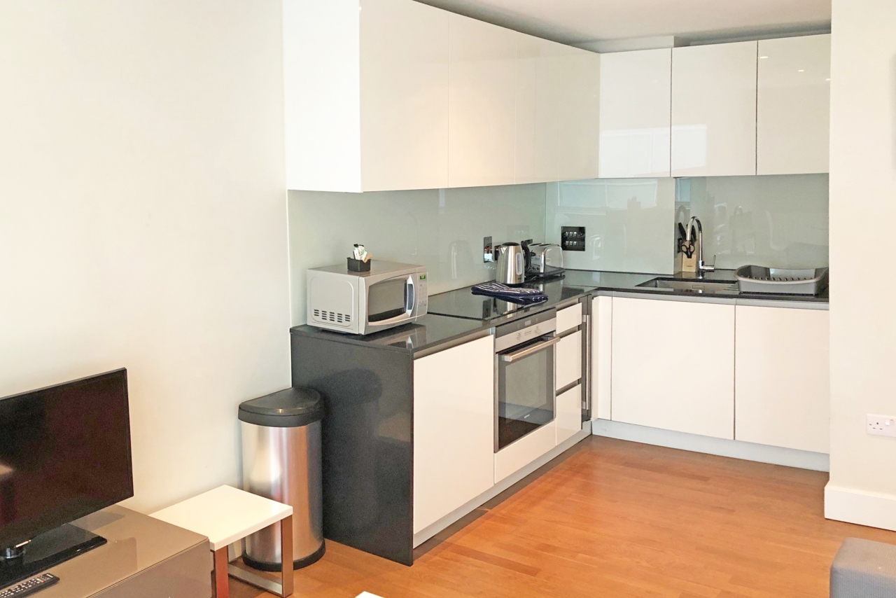 Whitechapel High Street, Aldgate, London, E1 - Chase Evans