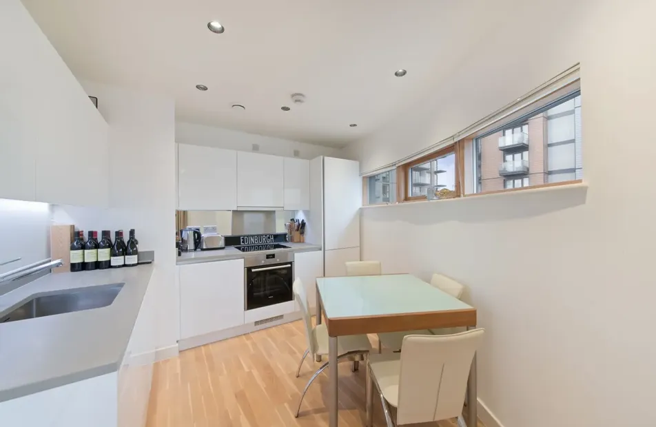 Cobblestone Square, Wapping, London, E1W - Chase Evans