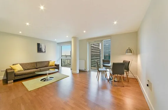 Whitechapel High Street, Aldgate, London, E1 - Chase Evans