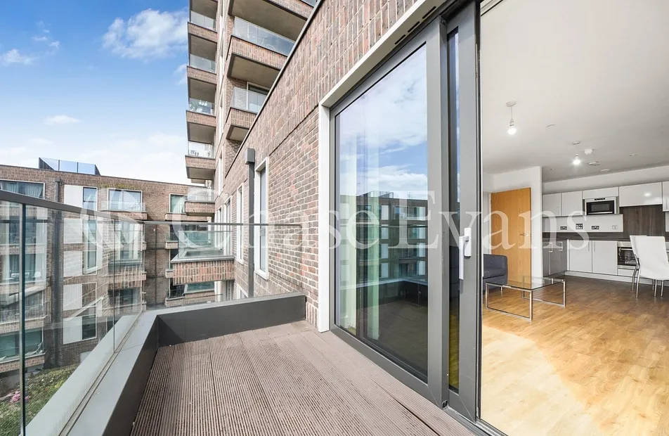 Agnes George Walk, Waterside Park, Royal Docks, London, E16 - Chase Evans