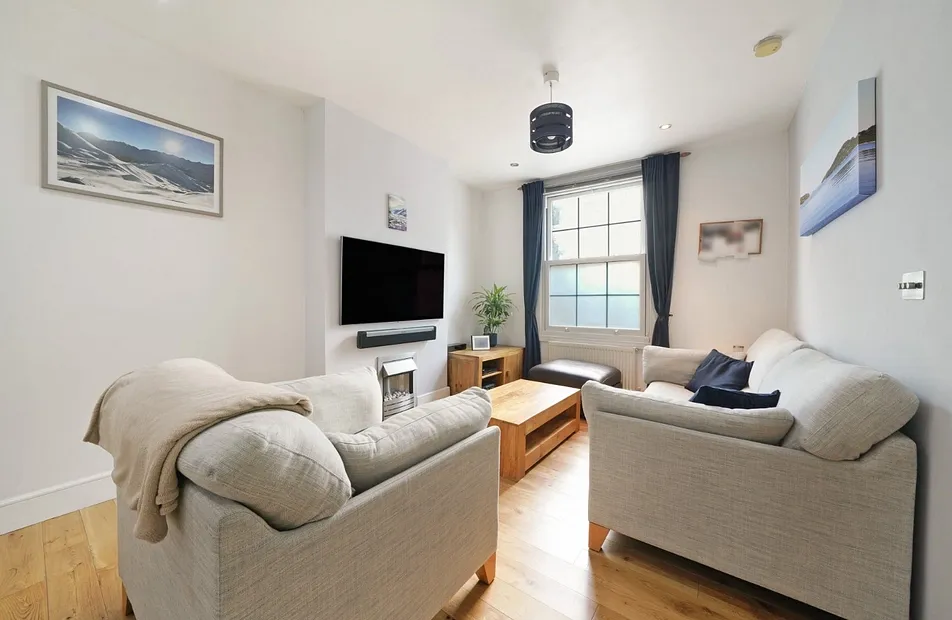 Camberwell New Road, Oval, London, SE5 - Chase Evans